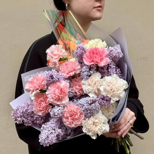 Пухнастий ніжний букет із діантусів та сезонного бузку «Світанковий флер»