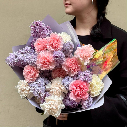 Пухнастий ніжний букет із діантусів та сезонного бузку «Світанковий флер»