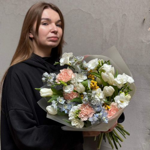 Ніжний букет з фрезією та дельфініумом «Вишуканий парфум»