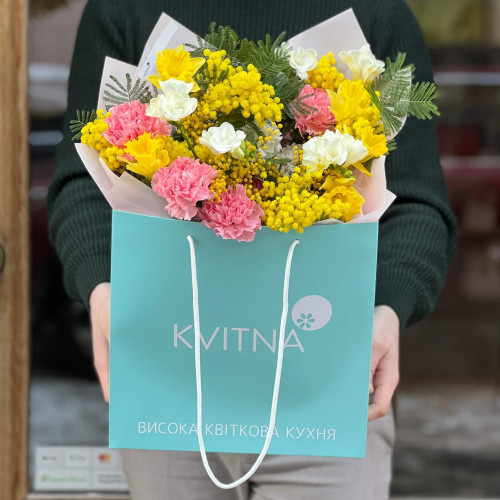 Запашний весняний букет з мімозою, нарцисами, діантусами та фрезіями «Аромат почуттів»