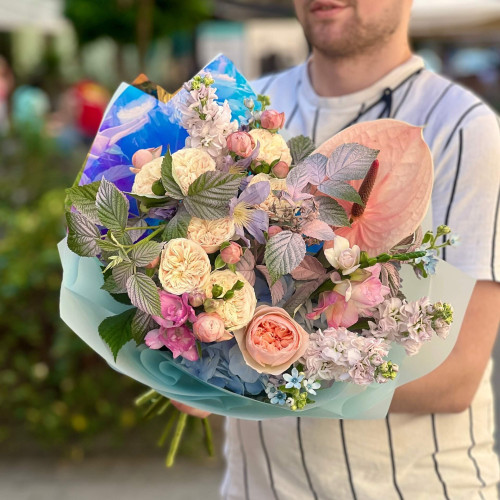 Акварельний букет з антуріумом та піоновидними трояндами «Мереживна пташка»