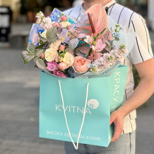 Акварельний букет з антуріумом та піоновидними трояндами «Мереживна пташка»