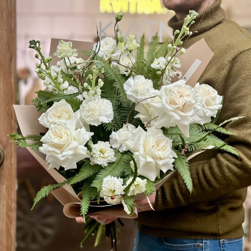 Світлий букет з півонієподібними трояндами та матіолою «Білий ліс»