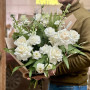 Світлий букет з півонієподібними трояндами та матіолою «Білий ліс»