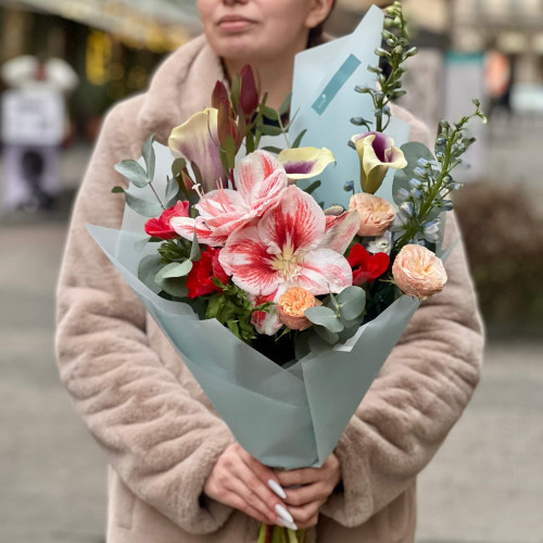 Цветной букет с каллами и амариллисом «Зимний калейдоскоп»