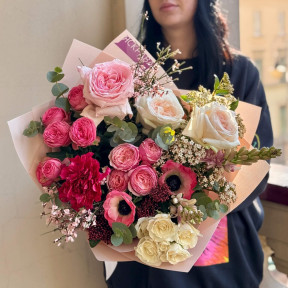 Ягідний соковитий букет з японським ранункулюсом та анемонами «Малинові мармеладки»