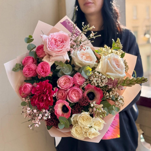 Ягідний соковитий букет з японським ранункулюсом та анемонами «Малинові мармеладки»