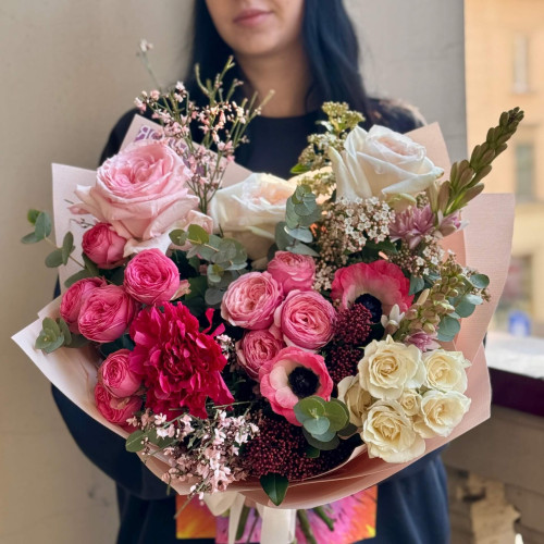 Ягідний соковитий букет з японським ранункулюсом та анемонами «Малинові мармеладки»