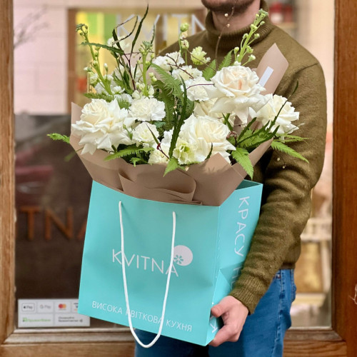 Світлий букет з півонієподібними трояндами та матіолою «Білий ліс»