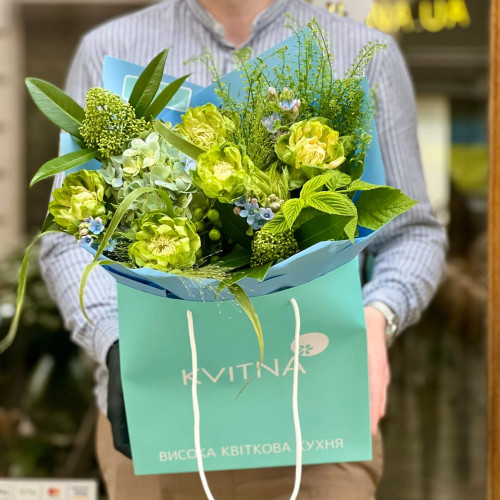 Зелений букет із піоновидних троянд та гіперікуму «Смарагдове небо»