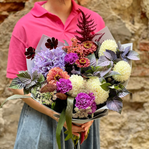 Яскравий букет з гортензією та цинією «Магічна Христинка»