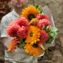 Яскравий літній букет із соняшників і жоржин «Медові ведмедики»