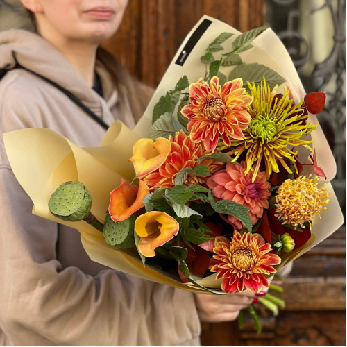 Цікавий букет у помаранчевих відтінках «Екзотична осінь»