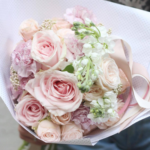 Букет з білою матіолою та озотамнусом