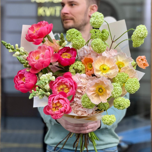 Яскравий букет з півоніями та маками «Райський едем»