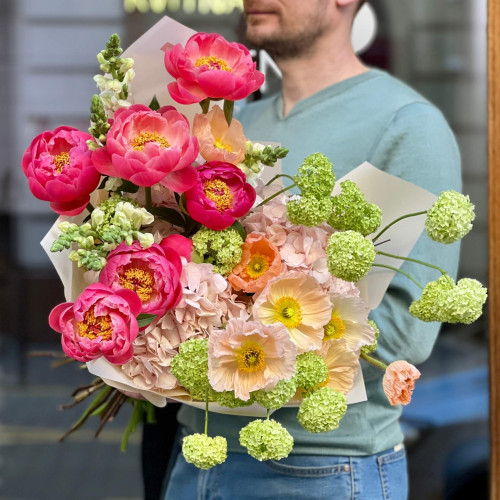 Яскравий букет з півоніями та маками «Райський едем»