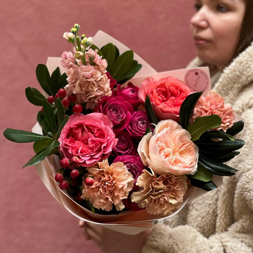 Яскравий букет з піоновидними трояндами «Весняний поцілунок»