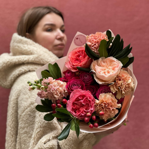 Яскравий букет з піоновидними трояндами «Весняний поцілунок»