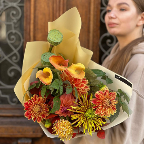 Цікавий букет у помаранчевих відтінках «Екзотична осінь»