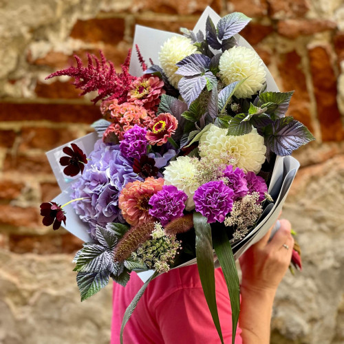 Яскравий букет з гортензією та цинією «Магічна Христинка»