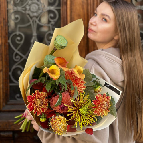 Цікавий букет у помаранчевих відтінках «Екзотична осінь»