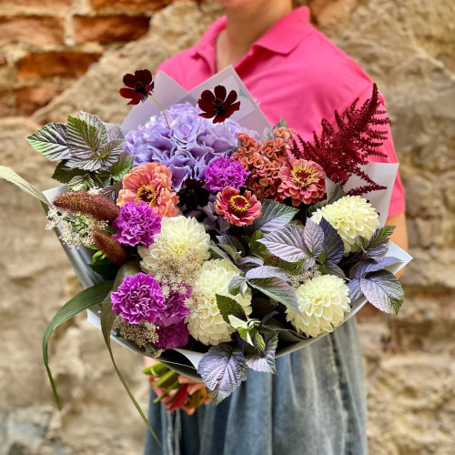 Яскравий букет з гортензією та цинією «Магічна Христинка»