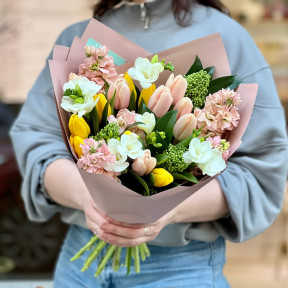 Букет з тюльпанами та матіолою «Весняний вітерець»