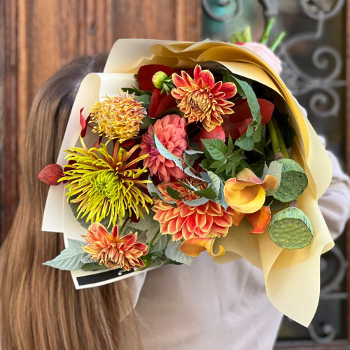 Цікавий букет у помаранчевих відтінках «Екзотична осінь»