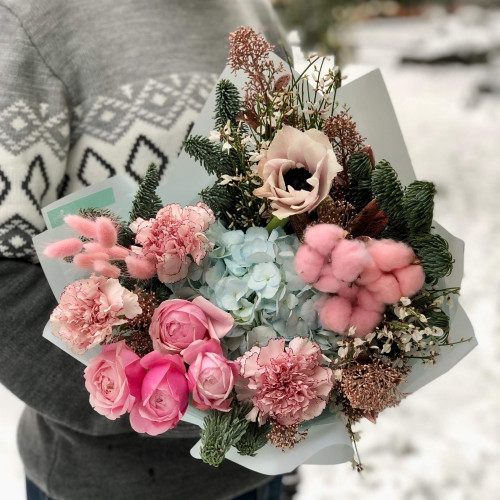 Милий рожево-блакитний букет з гортензією, анемоном і піоновидною трояндою «Рум’яна Ганнуся»