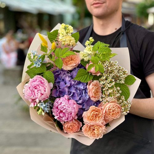 Різнобарвний букет з ароматними півоніями «Акварельний сад»