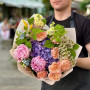 Різнобарвний букет з ароматними півоніями «Акварельний сад»