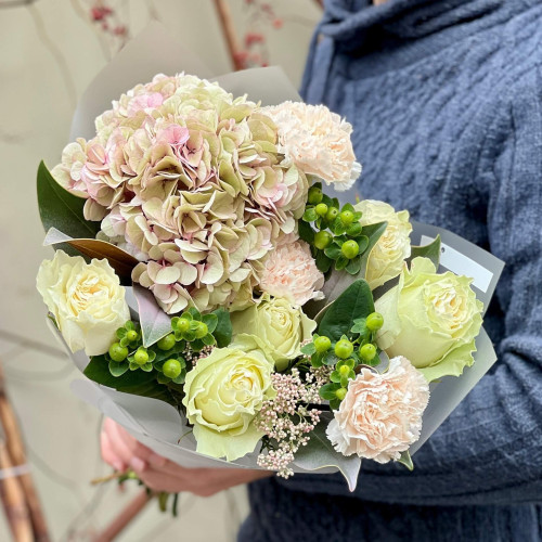 Пастельный букет с гортензией «Зелёное манго»