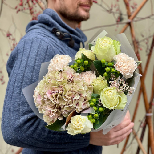 Пастельный букет с гортензией «Зелёное манго»