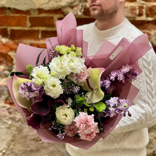 Интересный сборный букет с тропическими антуриумами «Аметистовый туман»