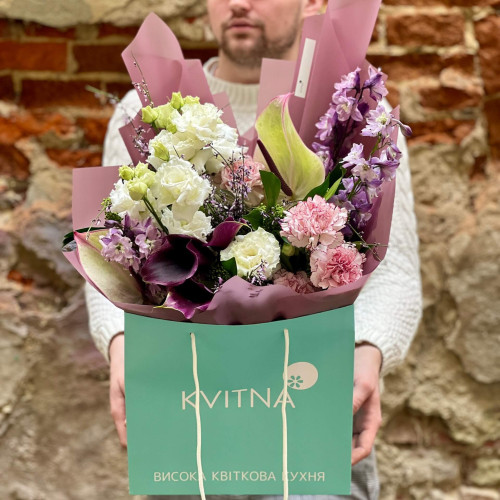 Интересный сборный букет с тропическими антуриумами «Аметистовый туман»