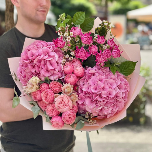 Яскравий букет з гортензіями та піоновидними кущовими трояндами «Рожевий спалах»