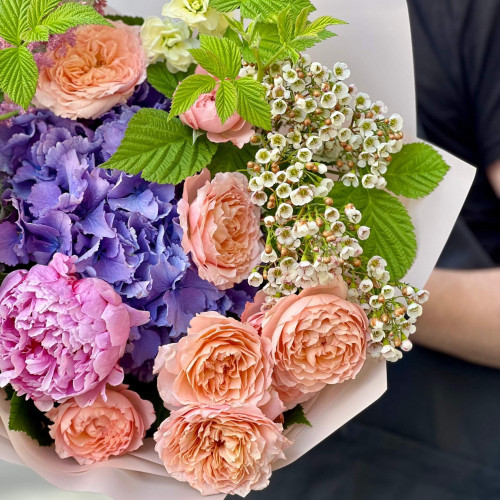 Різнобарвний букет з ароматними півоніями «Акварельний сад»