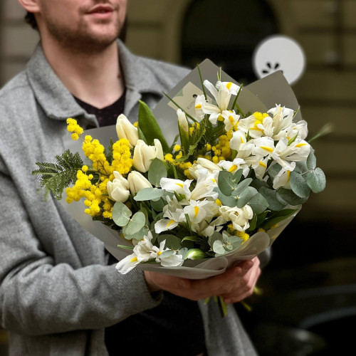 Нежный букет с ирисами и мимозой «Весеннее утро»