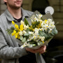 Нежный букет с ирисами и мимозой «Весеннее утро»