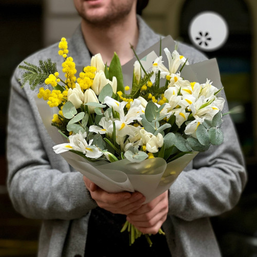 Нежный букет с ирисами и мимозой «Весеннее утро»