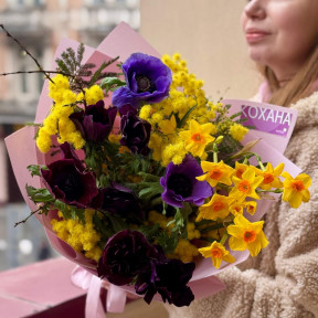 Контрастний букет з анемонами, нарцисами та мімозою «Шалена галявинка»