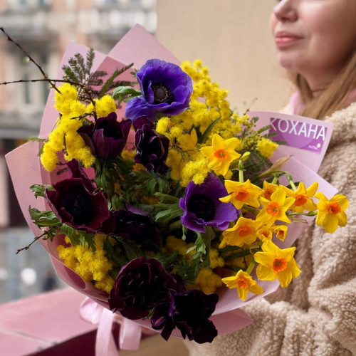 Контрастний букет з анемонами, нарцисами та мімозою «Шалена галявинка»