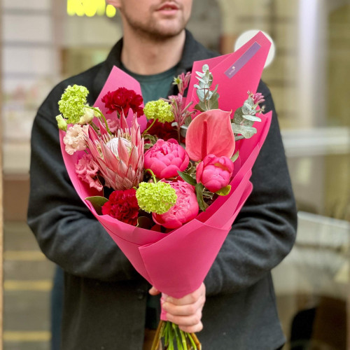 Яскравий букет з протеєю «Чарівний блиск»