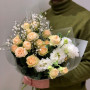 Бело-персиковый букет с эустомой, кустовой розой и генистой «Лимонное заварное»
