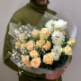 Бело-персиковый букет с эустомой, кустовой розой и генистой «Лимонное заварное»