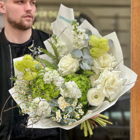 Чарівний букет з ранункулюсами та гортензією «Лісовий туман»