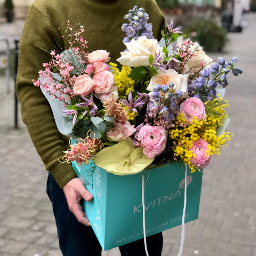 Яскравий ароматний букет з піоновидними трояндами, ранункулюсами та мімозою «Весняні дні»
