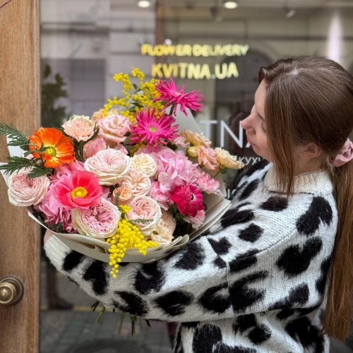 Яскравий різнобарвний букет «Рожевий кринолін»