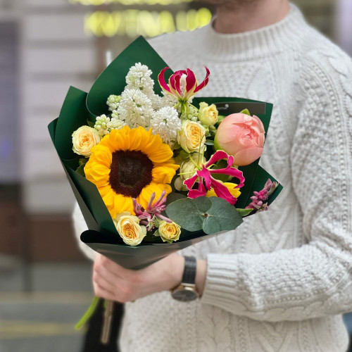 Bright bouquet with sunflower and gloriosa «Curious Sunbeam»