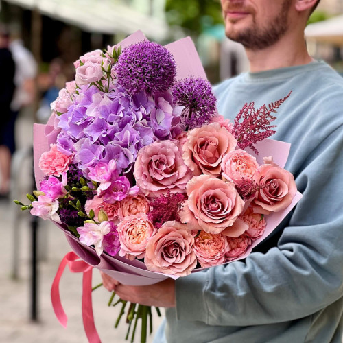 Тёплый букет с гортензией и розами «Мистический Львов»